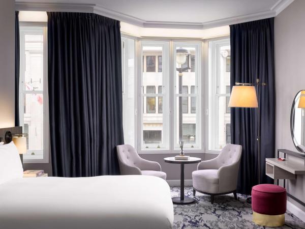 The Trafalgar St. James, London Curio collection by Hilton : photo 3 de la chambre chambre double avec lit queen-size nelson