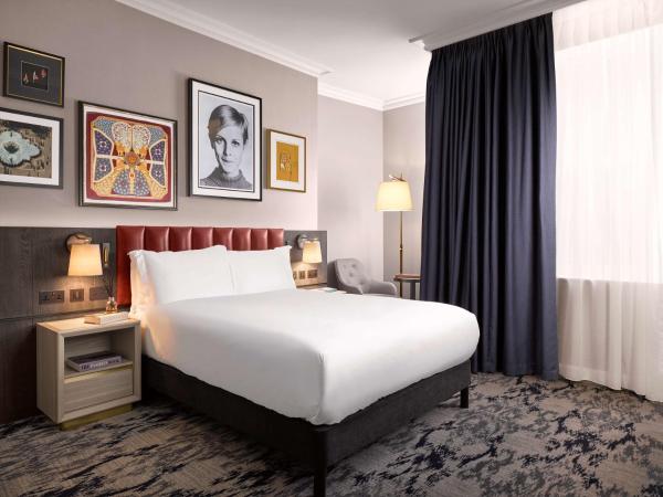 The Trafalgar St. James, London Curio collection by Hilton : photo 1 de la chambre chambre lit queen-size trafalgar