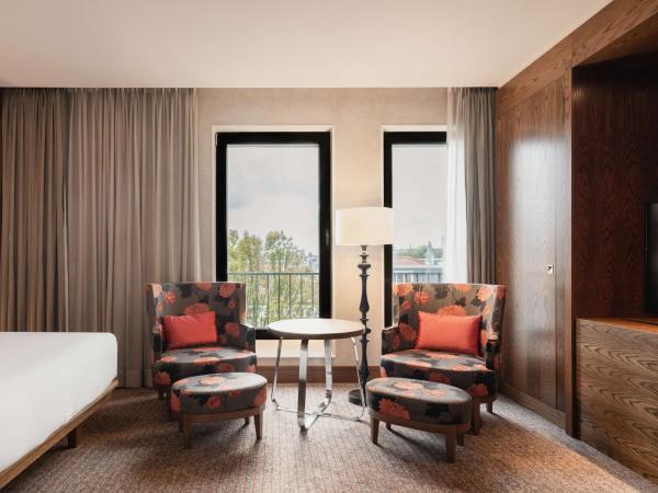 Hilton The Hague : photo 3 de la chambre studio exécutif lit king-size avec accès au salon