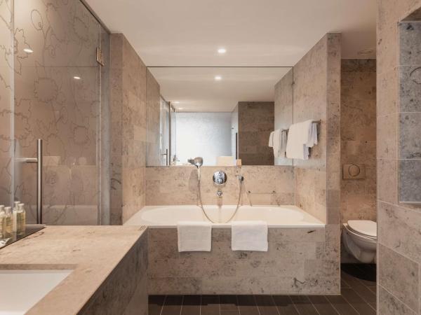 Hilton The Hague : photo 8 de la chambre studio exécutif lit king-size avec accès au salon