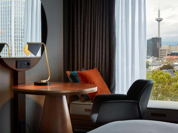 Hilton Frankfurt City Centre : photo 7 de la chambre chambre lit king-size deluxe