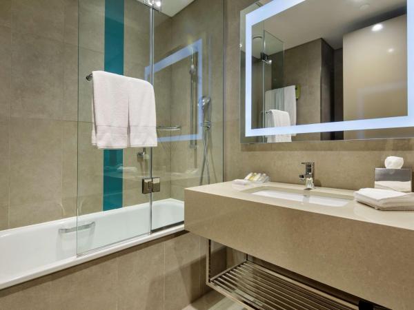 Hilton Garden Inn Istanbul Atatürk Airport : photo 4 de la chambre chambre familiale avec lit queen-size