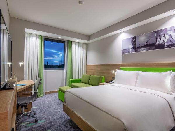 Hampton by Hilton Istanbul Zeytinburnu : photo 1 de la chambre chambre lit queen-size avec canapé-lit