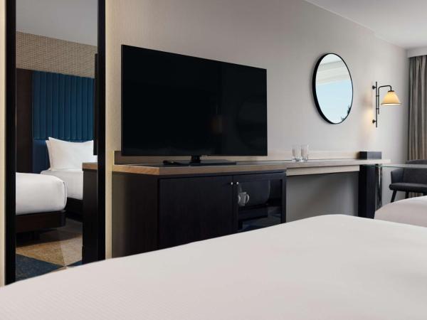 Hilton Vienna Waterfront : photo 6 de la chambre suite lit king-size supérieure côté eau