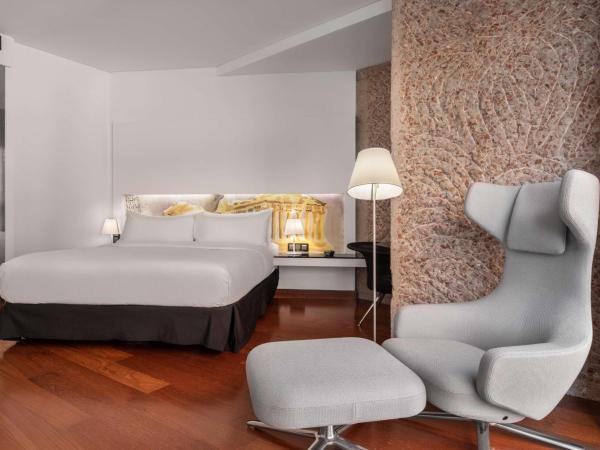 Hilton Madrid Airport : photo 3 de la chambre chambre lit king-size exécutive