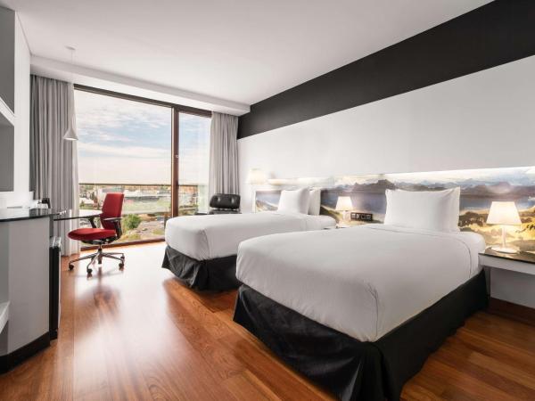 Hilton Madrid Airport : photo 2 de la chambre chambre lits jumeaux exécutive