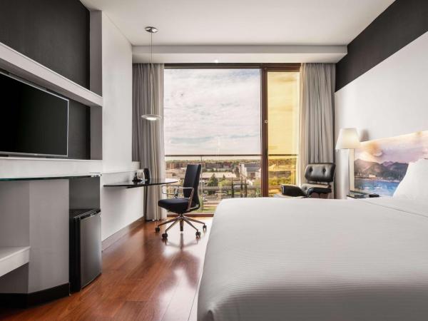 Hilton Madrid Airport : photo 2 de la chambre suite 1 chambre lit king-size