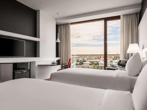 Hilton Madrid Airport : photo 4 de la chambre chambre lits jumeaux exécutive