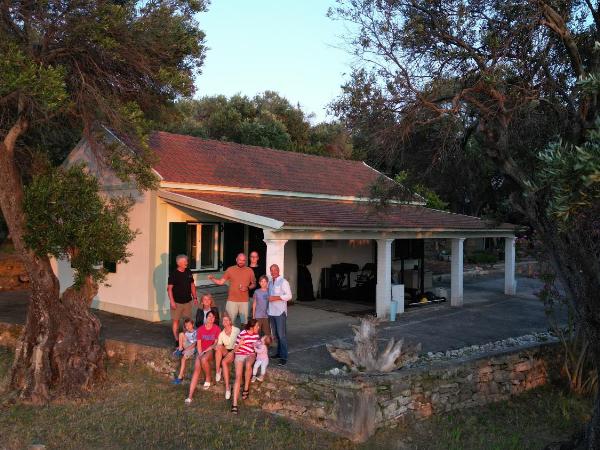 Nisaki Mathraki B&B : photo 10 de la chambre chambre familiale avec salle de bains privative