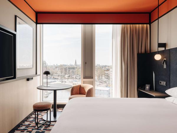 DoubleTree by Hilton Amsterdam Centraal Station : photo 5 de la chambre chambre lit king-size deluxe - vue sur ville