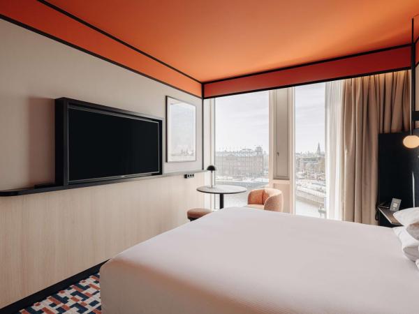 DoubleTree by Hilton Amsterdam Centraal Station : photo 2 de la chambre chambre lit king-size deluxe - vue sur ville