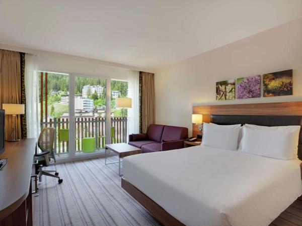 Hilton Garden Inn Davos : photo 1 de la chambre chambre familiale lit queen-size avec canapé-lit