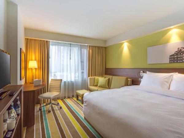 Hampton by Hilton Warsaw City Centre : photo 2 de la chambre chambre lit queen-size avec canapé-lit