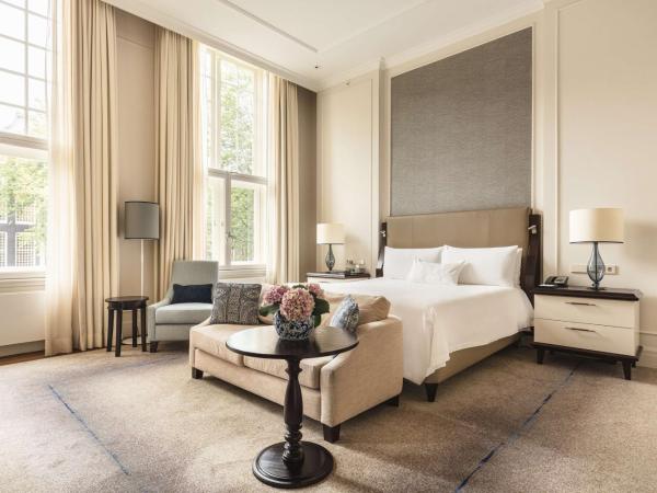 Waldorf Astoria Amsterdam : photo 3 de la chambre suite junior lit king-size - vue sur canal