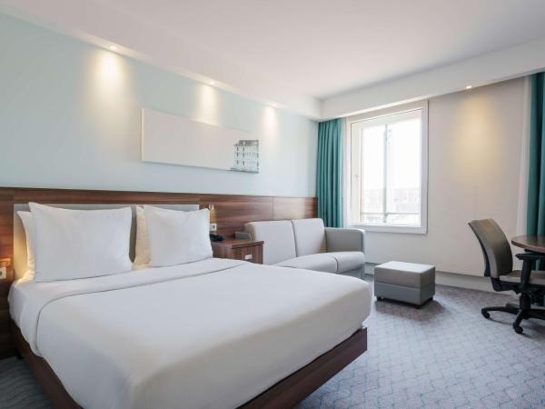 Hampton by Hilton Amsterdam Centre East : photo 2 de la chambre chambre lit queen-size avec canapé-lit