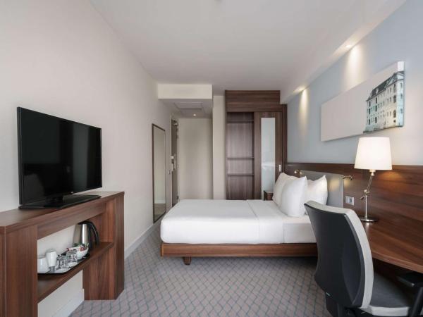 Hampton by Hilton Amsterdam Centre East : photo 3 de la chambre chambre lit queen-size avec canapé-lit