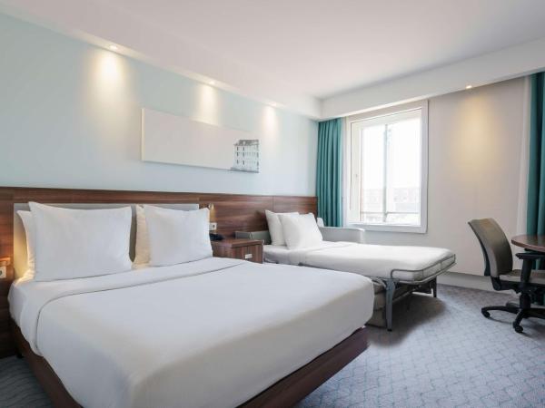 Hampton by Hilton Amsterdam Centre East : photo 4 de la chambre chambre lit queen-size avec canapé-lit