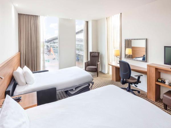 Hampton By Hilton Amsterdam Arena Boulevard : photo 2 de la chambre chambre lit queen-size avec canapé-lit