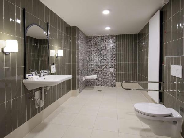 DoubleTree By Hilton Brussels City : photo 8 de la chambre chambre lit-king size deluxe - accessible aux personnes à mobilité réduite