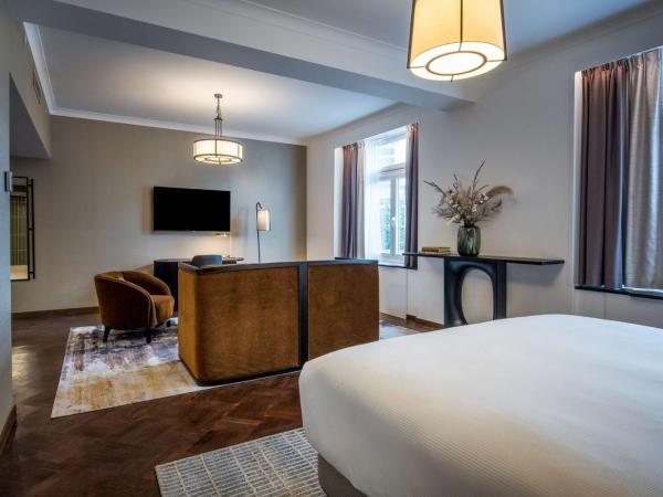 DoubleTree By Hilton Brussels City : photo 3 de la chambre suite junior lit king-size avec vue 