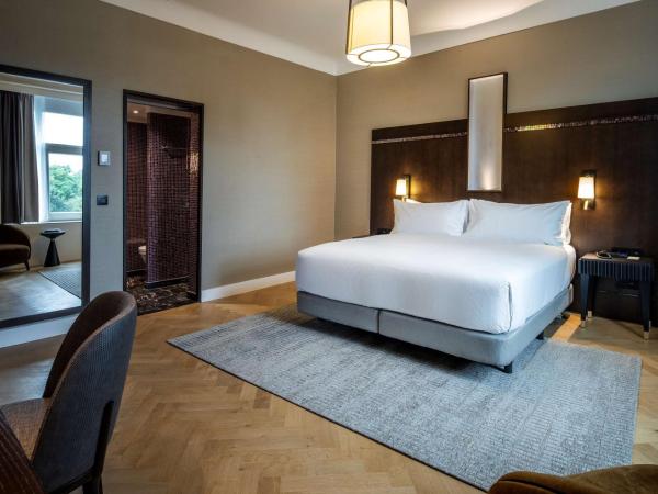 DoubleTree By Hilton Brussels City : photo 2 de la chambre suite 1 chambre lit king-size avec vue