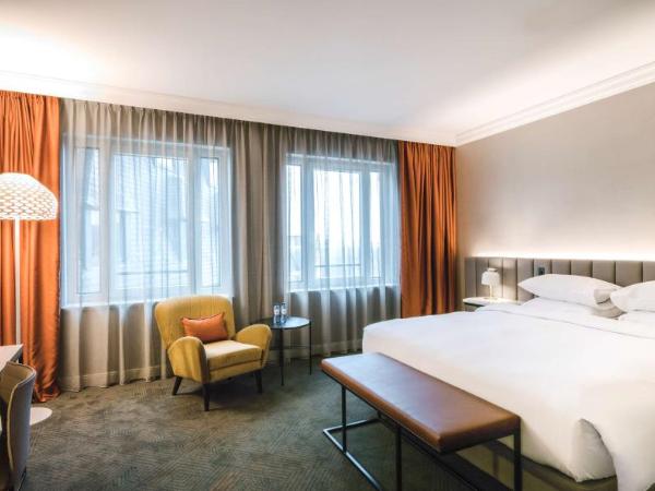 Hilton Brussels Grand Place : photo 2 de la chambre chambre lit king-size exéctive - accès au salon