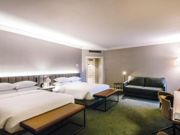 Hilton Brussels Grand Place : photo 3 de la chambre chambre familiale avec 2 lits queen-size