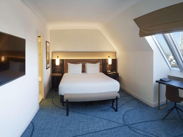 Hilton Brussels Grand Place : photo 6 de la chambre suite junior lit king-size - accès au salon