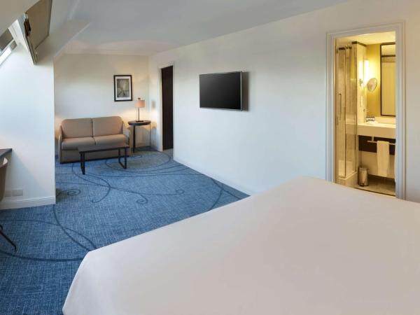 Hilton Brussels Grand Place : photo 7 de la chambre suite junior lit king-size - accès au salon