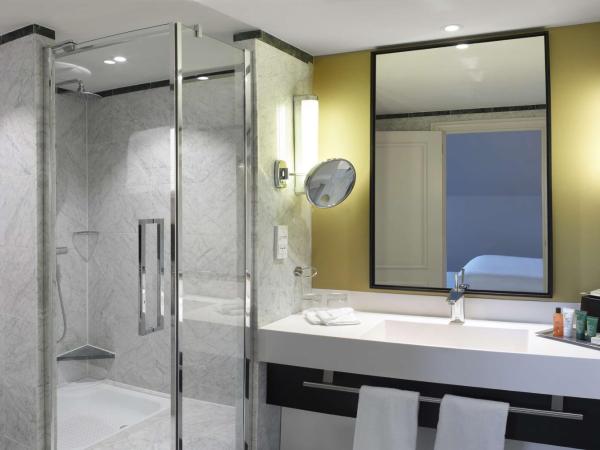 Hilton Brussels Grand Place : photo 8 de la chambre suite junior lit king-size - accès au salon