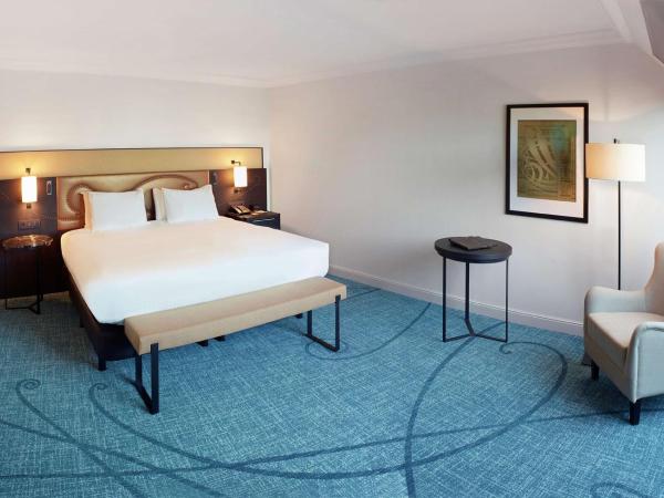 Hilton Brussels Grand Place : photo 2 de la chambre suite junior lit king-size - accès au salon