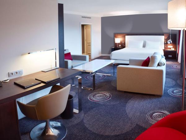 Hilton Brussels Grand Place : photo 3 de la chambre suite junior lit king-size - accès au salon