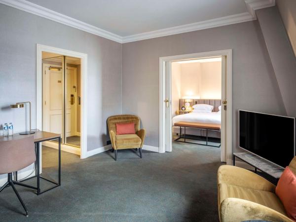 Hilton Brussels Grand Place : photo 1 de la chambre suite junior lit king-size - accès au salon