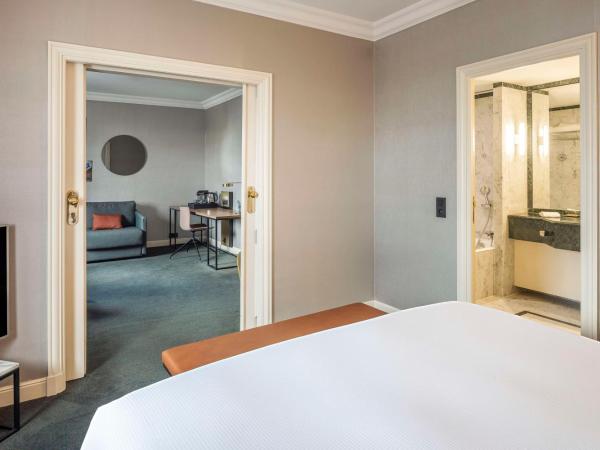 Hilton Brussels Grand Place : photo 4 de la chambre suite junior lit king-size - accès au salon