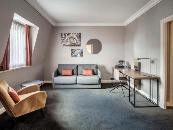 Hilton Brussels Grand Place : photo 5 de la chambre suite junior lit king-size - accès au salon