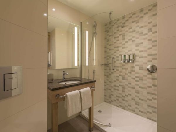 Hampton By Hilton Frankfurt Airport : photo 5 de la chambre chambre lit queen-size 