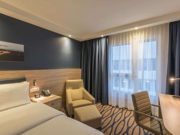 Hampton By Hilton Frankfurt Airport : photo 2 de la chambre chambre lit queen-size 