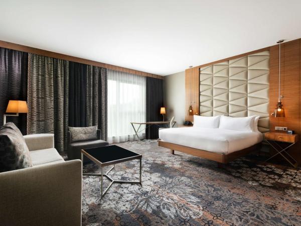 DoubleTree by Hilton Krakow Hotel & Convention Center : photo 1 de la chambre suite junior lit king-size - accès au salon