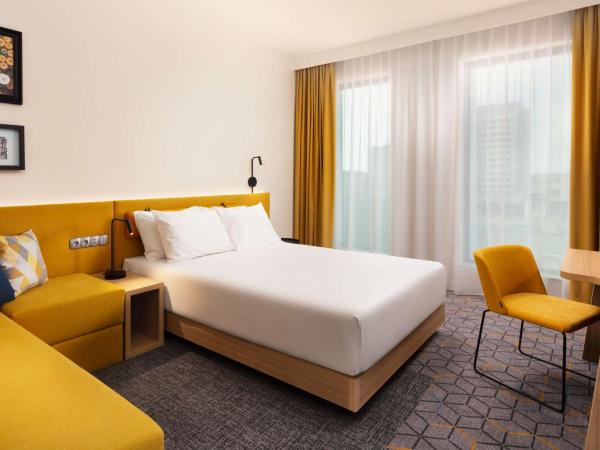 Hampton by Hilton Łódź City Center : photo 4 de la chambre chambre lit queen-size avec canapé-lit - vue sur ville