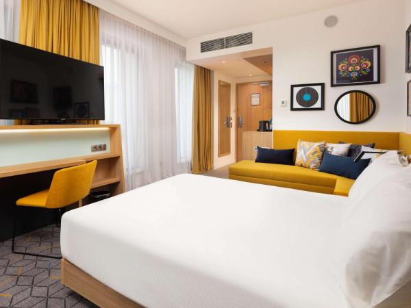 Hampton by Hilton Łódź City Center : photo 3 de la chambre chambre lit queen-size avec canapé-lit - vue sur ville