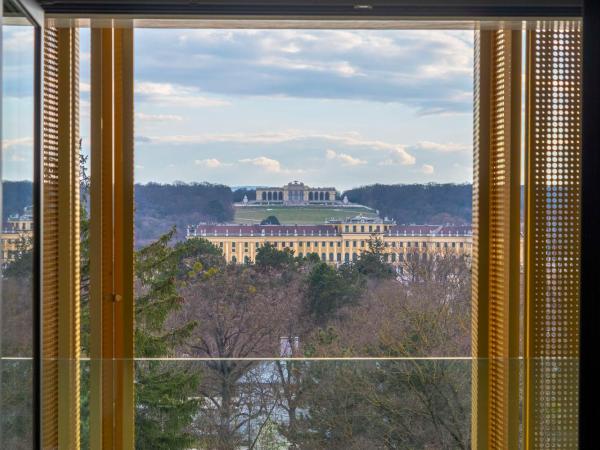 Doubletree by Hilton Vienna Schonbrunn : photo 1 de la chambre suite lit king-size junior avec balcon et vue