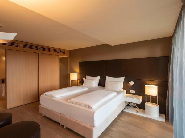 Doubletree by Hilton Vienna Schonbrunn : photo 6 de la chambre suite junior lit king-size avec balcon