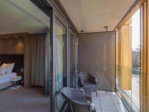 Doubletree by Hilton Vienna Schonbrunn : photo 1 de la chambre chambre lit king-size deluxe avec balcon