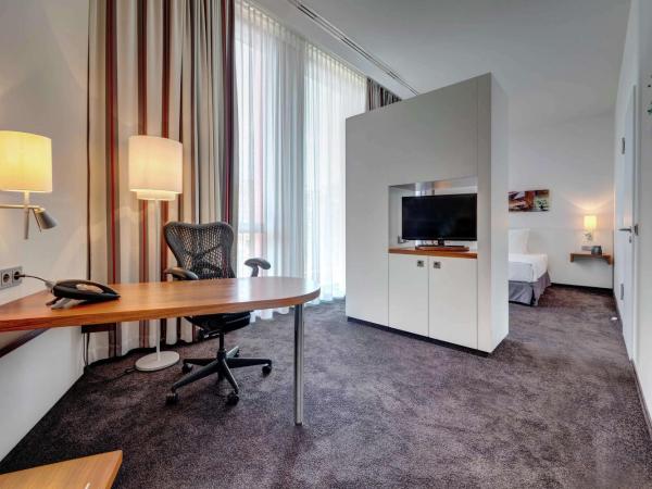 Hilton Garden Inn Stuttgart NeckarPark : photo 1 de la chambre suite junior lit queen-size avec sauna privé