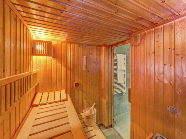Hilton Garden Inn Stuttgart NeckarPark : photo 3 de la chambre suite junior avec lit king-size, canapé-lit et sauna (4 adultes) 