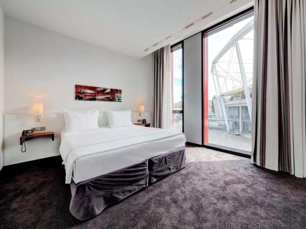 Hilton Garden Inn Stuttgart NeckarPark : photo 1 de la chambre suite junior avec lit king-size, canapé-lit et sauna (4 adultes) 
