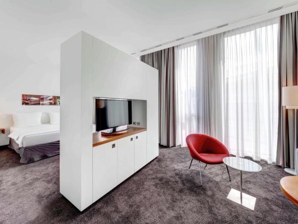 Hilton Garden Inn Stuttgart NeckarPark : photo 4 de la chambre suite junior avec lit king-size, canapé-lit et sauna (4 adultes) 