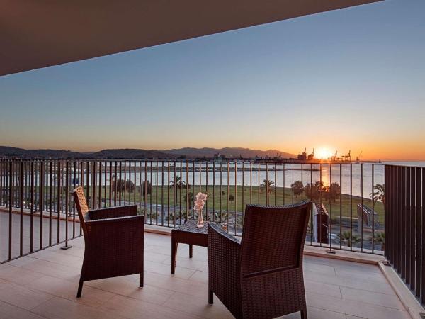 Hilton Garden Inn Izmir Bayrakli : photo 1 de la chambre chambre lit king-size - vue sur mer