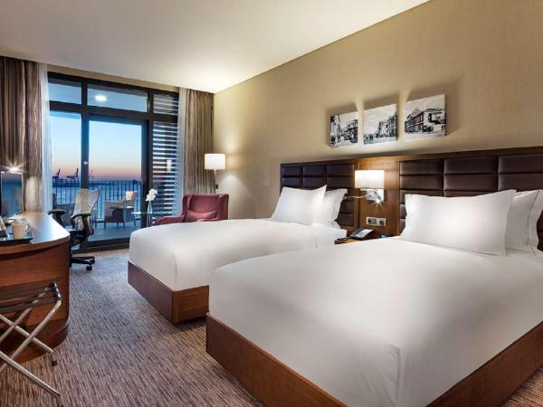 Hilton Garden Inn Izmir Bayrakli : photo 1 de la chambre chambre lits jumeaux - vue sur mer