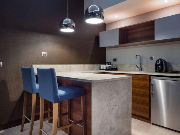 Hilton Garden Inn Izmir Bayrakli : photo 1 de la chambre suite 1 chambre lit king-size